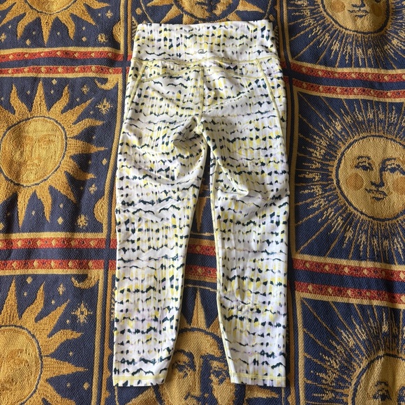 Gap Fit Compression Capris Pants For Women Color Tie Dye White/Blue Size S - Picture 5 of 6